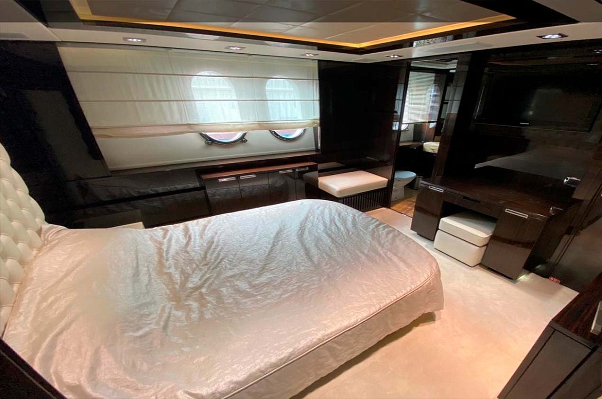 Аренда моторной яхты Azimut 116 в Сочи